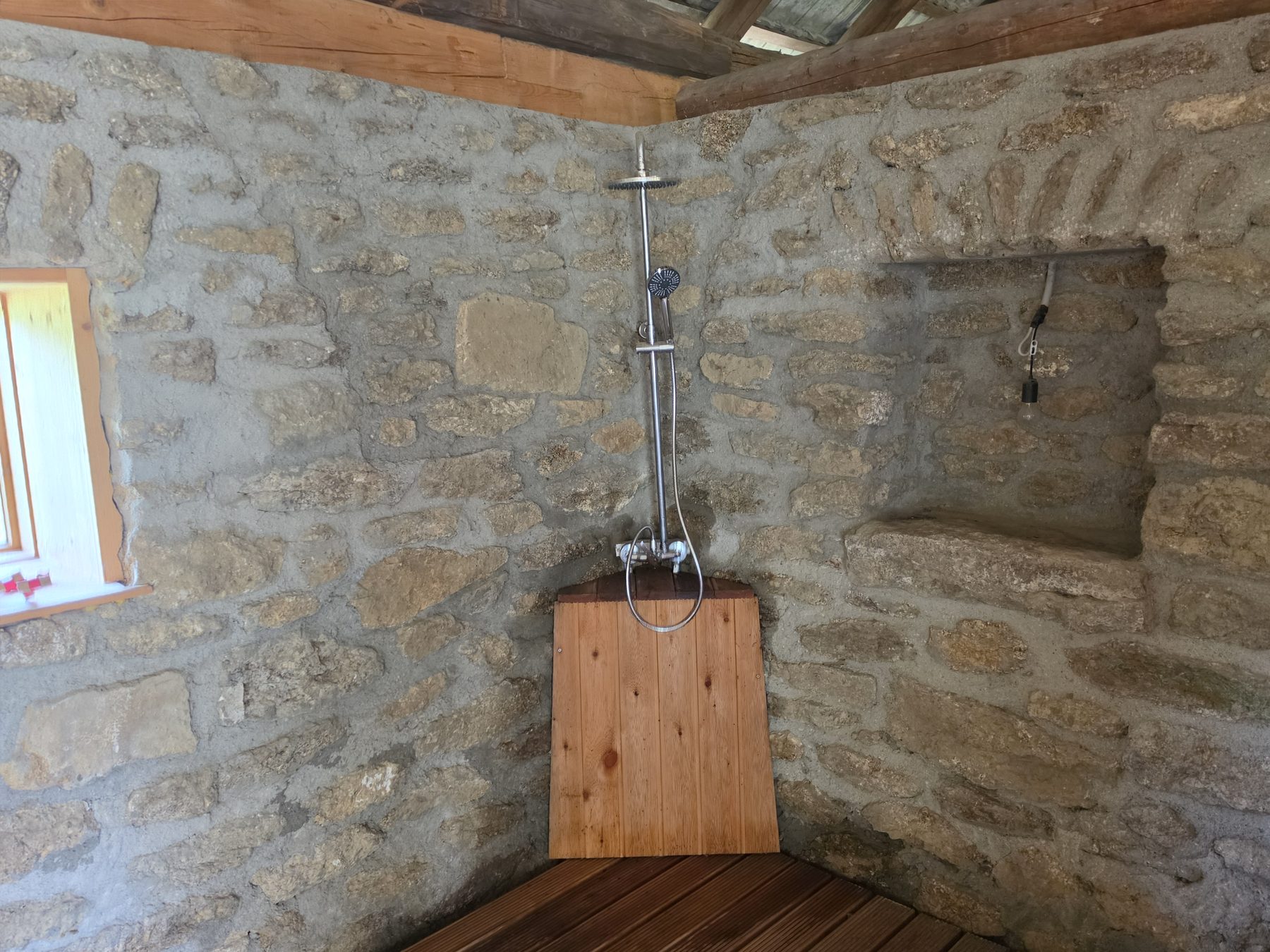 Außendusche im Innenhof