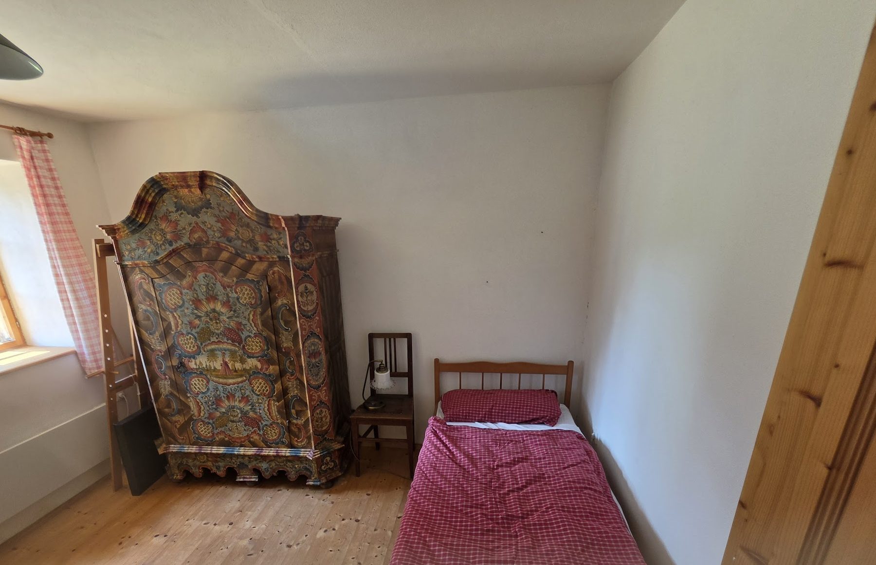 Schlafzimmer mit Bauernschrank